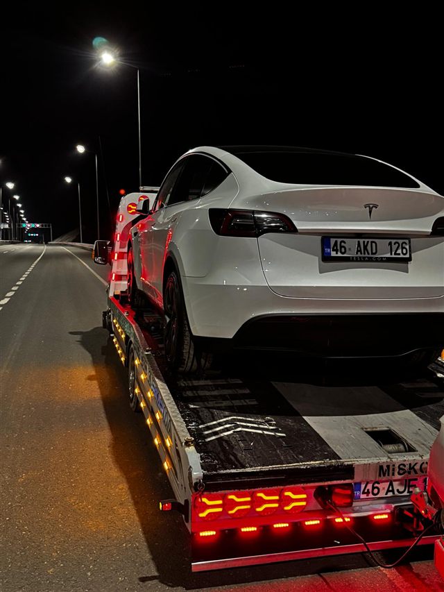 Tekçe çekici Kahramanmaraş'ta gece görevde: platforma yüklenmiş beyaz SUV, kırmızı stop lambaları yanık