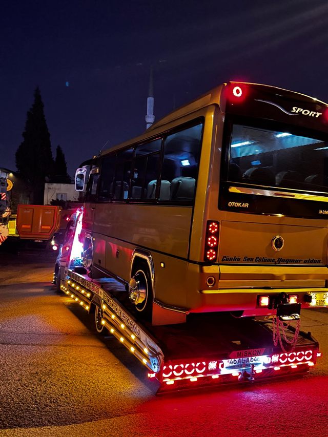 Gece, çekiciye yüklenmiş minibüs