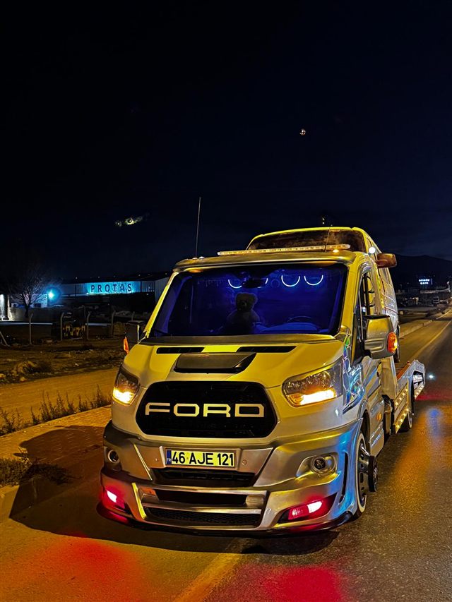 Gece, Tekçe çekici ön görünüm, sinyal ışıkları yanık