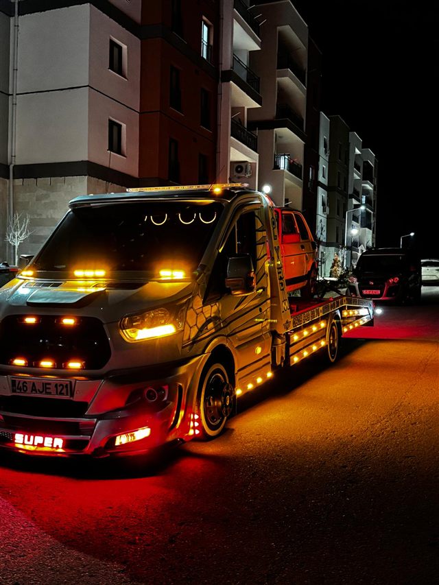 Gece, site önünde Tekçe çekici ön görünüm